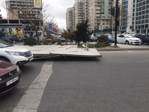 Bakıda iri reklam lövhəsi avtomobil yoluna düşdü - FOTO