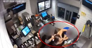 Müştəri müdiri boğmağa çalışdı - VİDEO