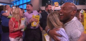 Canlı yayımda tamaşaçılara bir milyon pul payladı – FOTO