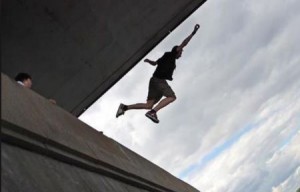 Bakıda 26 yaşlı gənc özünü körpüdən atıb