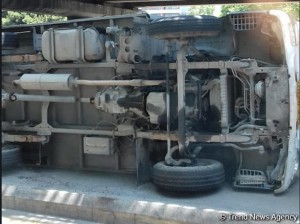 Bakının mərkəzində yük maşını aşıb