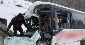 Sərnişin avtobusu yük maşınına çırpıldı: 20 yaralı - FOTO