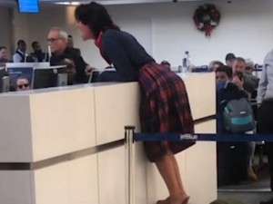 Sərxoş qadın aeportda dava saldı: Sizi gülləyəcəyəm! – VİDEO