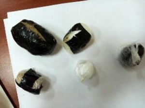 Piyada yolla gələn vətəndaşdan narkotik vasitələr aşkar edilib