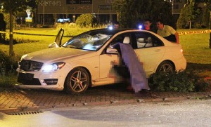 Avtomobil 3 ağaca çırpıldı: sürücü qapıdan asılı qaldı - FOTO