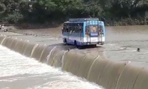 Sürücü avtobusu su altında qalan körpüdən belə keçirdi - VİDEO