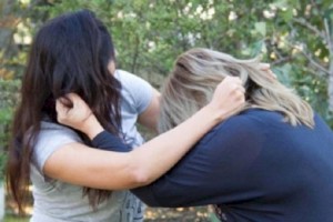 Bakıda satıcı ilə süpürgəçi qadınlar arasında dava olub, xəsarət alanlar var