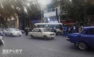 Gəncədə sərnişin daşıyan avtobus qəzaya uğrayıb - FOTO