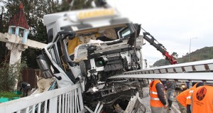 Yük maşını parçalandı: meyvə-tərəvəz yola dağılıb – FOTO