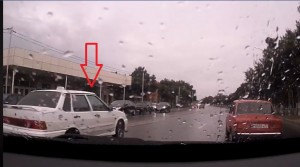 Qırmızıdan keçib qəza şəraiti yaradan taksi sürücüsü - 99 MP 073 - VİDEO