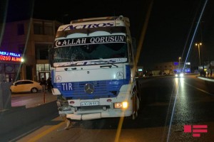 Bakıda yük avtomobili kiçik tutumlu yük maşınına çırpılıb - FOTO