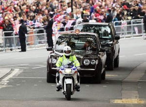 Polis yolu keçən 83 yaşlı qadını vurub