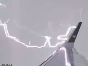Təyyarəni ildırım vurdu - VİDEO