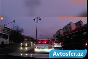 Bu əraziyə nəzarət yoxdur? -  Tıxac, qanunsuz parkinq, 2-3 sıra saxlayan avtobuslar - VİDEO