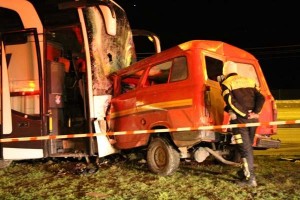 Sərnişin avtobusu mikroavtobusla toqquşdu: ölən və yaralananlar var - FOTO