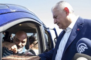 Baş nazir yolda sürücülərə şokolad və pul payladı — VİDEO