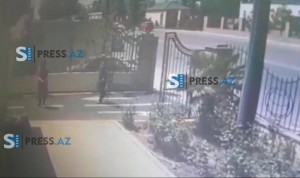 Qadını çalışdığı mağazanın önündə bıçaqladı - Hadisənin başvermə VİDEOSU