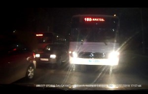  Bu avtobusun sürücüsü insanların həyatını belə təhlükəyə atır - VİDEO