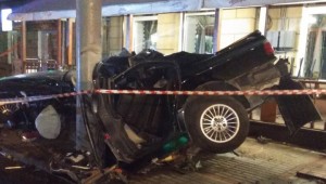 “BMW” dirəyə çırpılaraq ikiyə bölündü: 2 ölü, 2 ağır yaralı - VİDEO