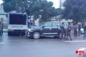 Bakıda idarəetmədən çıxan avtomobil 4 maşına çırpılıb - FOTO