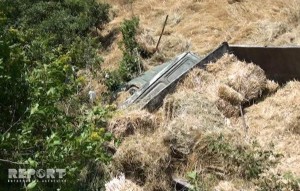 Yardımlıda yük maşını dərəyə aşdı: 1 ölü, 2 yaralı var - FOTO