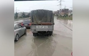 Hökməli-Müşfiqabad yolunda "üzən" avtomobillər - VİDEO