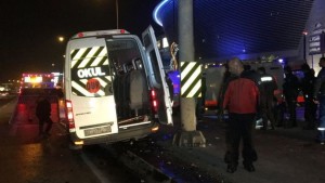 Mikroavtobus istiqamət bildirici lövhəyə çırpıldı: 14 yaralı - FOTO