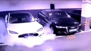 Yeraltı avtodayanacaqda “Tesla Model S” yandı - VİDEO