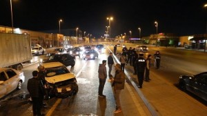 Bakıda avtomobil dirəyə çırpıldı və aşdı – VİDEO