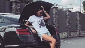 Araz Ağalarovun qızı “Bentley” ilə qəzaya düşdü - FOTO