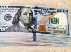 Əl çantasında bəyan olunmayan valyuta aşkarlanıb