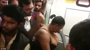 Metroda dava: qadın soyundu, "Gəl, dava edək!" dedi - VİDEO