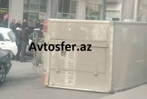 Bakıda ağır qəza: Dörd avtomobil toqquşdu, yük maşını aşdı - VİDEO