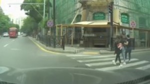 Bakıda avtomobil piyadanı vurub qaçdı - ANBAAN VİDEO