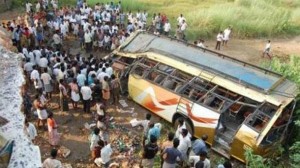 Avtobus 15 metr hündürlükdən dərəyə aşdı: azı 28 yaralı