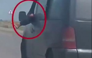 Bu dəfə sürücü ayağını şüşədən çıxarıb maşın sürdü - Mikroavtobusla ŞOU - VİDEO