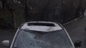 Bakıda güclü külək su çənini binanın damından avtomobilin üstünə atdı - FOTO