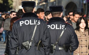 Bakıda polisə hücum oldu - Ülgüclə boynuna...