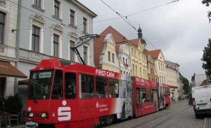 Almaniyada maşinisti huşunu itirmiş tramvayı sərnişinlər dayandırıblar