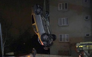 Divara çırpılan “Volkswagen” bağçaya düşdü: sürücünün “kömək edin” qışqırığını... - FOTO