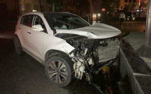 İcarəyə götürdüyü avtomobili beton maneəyə çırpdı: xəsarət alan var - Bakıda