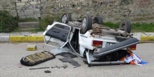 Qəbir üstünə gedən gənclərin maşını 3 metrdən yerə çırpıldı - FOTO