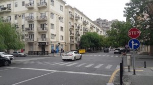 Bakıda bu küçə kəsişməsində yol nişanının olmaması sürücülərə çətinlik yaradır - FOTO - AÇIQLAMA