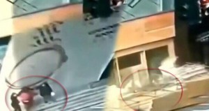 Reklam lövhəsi insanları üzərinə aşdı: Dörd nəfər altında qaldı - VİDEO