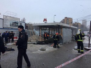 Metronun qarşısında partlayış: sakinlər təşvişə düşdü - VİDEO