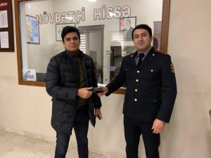 Yerdən 980 manat tapan şəxs pulu sahibinə qaytarıb - FOTO