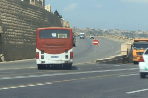 Avtobus sürücüsü sərnişinlərin həyatı ilə belə oynayır - VİDEO