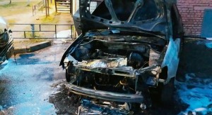“Volkswagen”in üzərinə biri benzin tökdü, digəri isə od vurdu - VİDEO