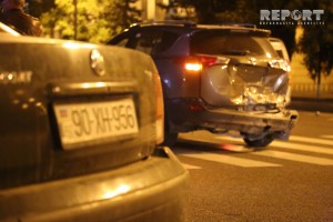 Bakıda yol qəzasına baxan sürücü özü qəza törətdi, yaralı var - VİDEO