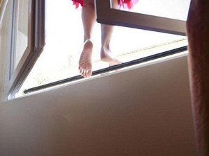 İki uşaq anası özünü 5-ci mərtəbədən atdı, sağ qaldı - Təcili yardım gecikdi